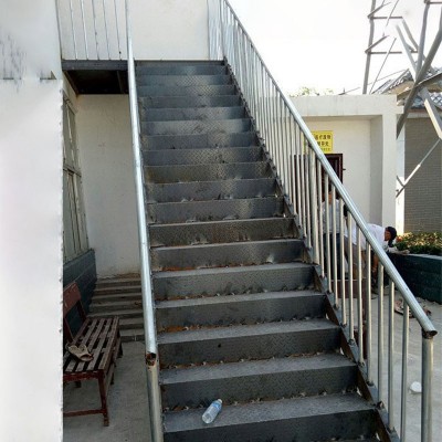 定制户外简易钢楼梯消防楼梯旋转梯室内L型梯阳台焊接铁楼梯室外图2