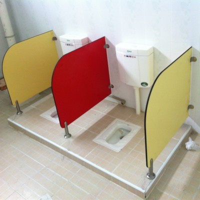 幼儿园卫生间幼稚园厕所隔板抗倍特防水隔板彩色幼儿园隔板隔断图5
