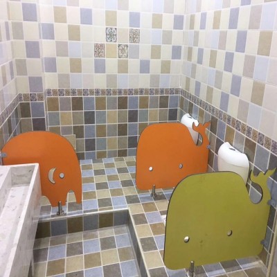 幼儿园卫生间幼稚园厕所隔板抗倍特防水隔板彩色幼儿园隔板隔断图3