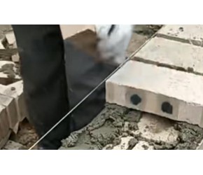 瓦工师傅用他独特的砌墙技巧，看这手法砌墙能牢固吗，真是难以相信！