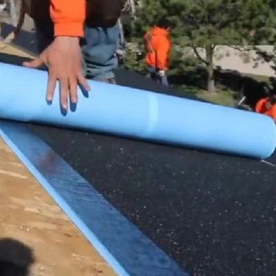 黑沙面自粘型沥青防水卷材木制屋面防水材料美观实用施工易操作